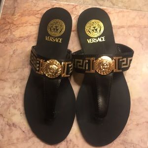 Authentic NEW Versace Pallazzo flat thong sandals!